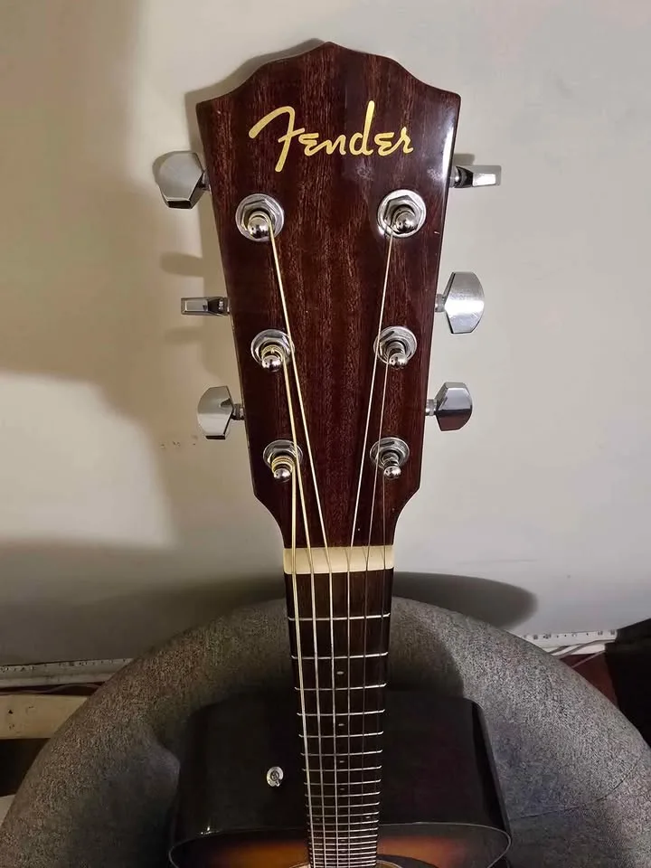 Fender Acoustic guitar with Fender Hard case image indicator(3)