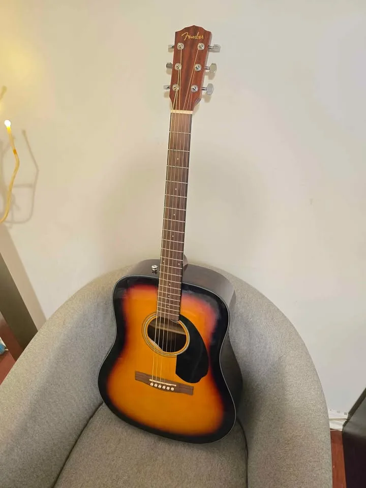 Fender Acoustic guitar with Fender Hard case image indicator(5)