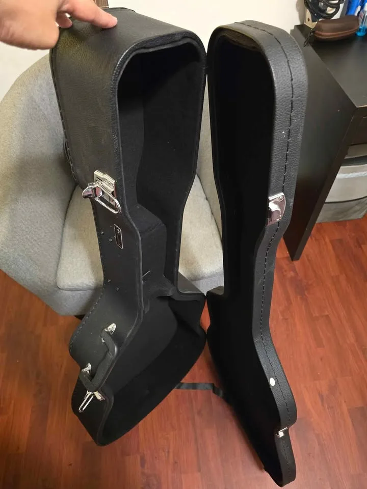 Fender Acoustic guitar with Fender Hard case image indicator(6)
