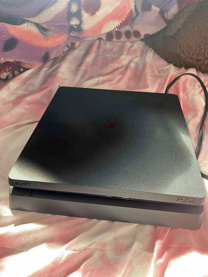 OBO PS4 Slim 1TB + Game