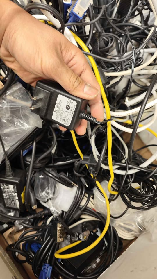 Power cables, HDMI, DVI, VGA, power adapters - photo 3