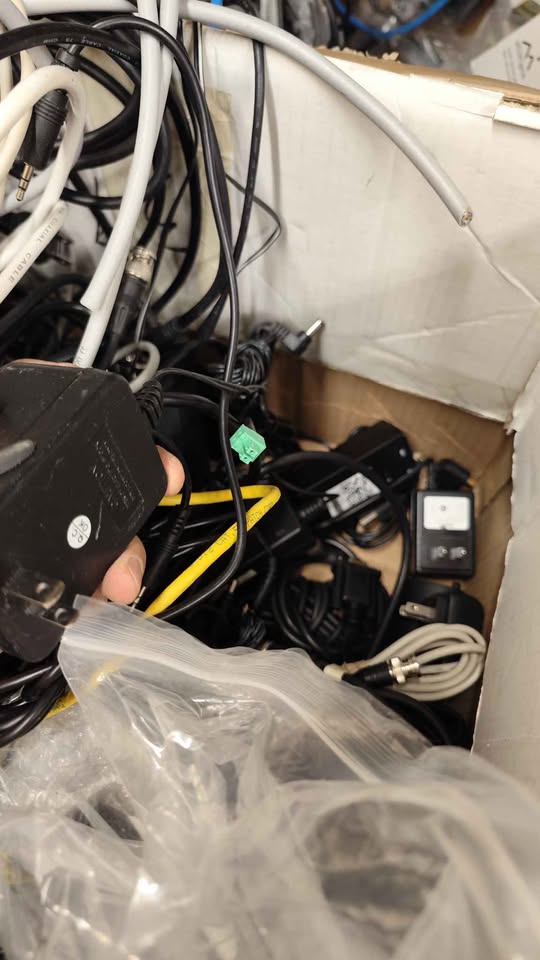 Power cables, HDMI, DVI, VGA, power adapters - photo 4