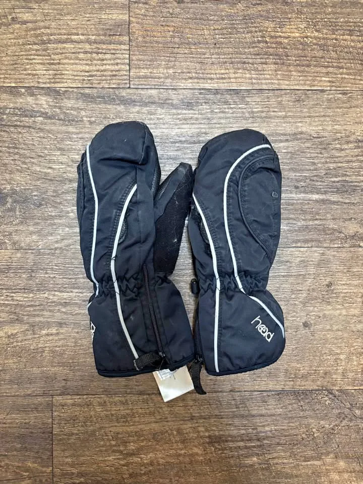 Kids mittens size medium 🥕