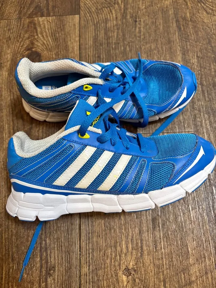 Boys adidas size 5 🥕