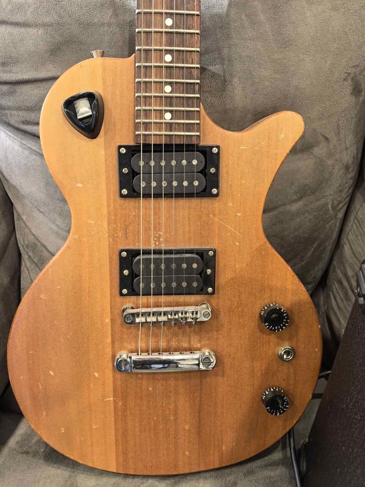 Guitar with amp - photo 2