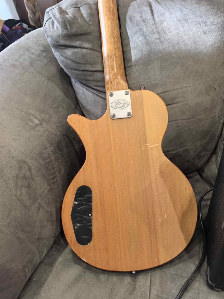 Guitar with amp - photo 4