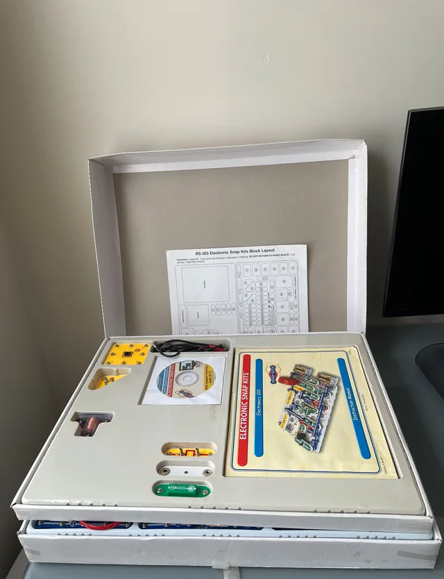 Snap Circuits Electronics Kit image indicator(2)