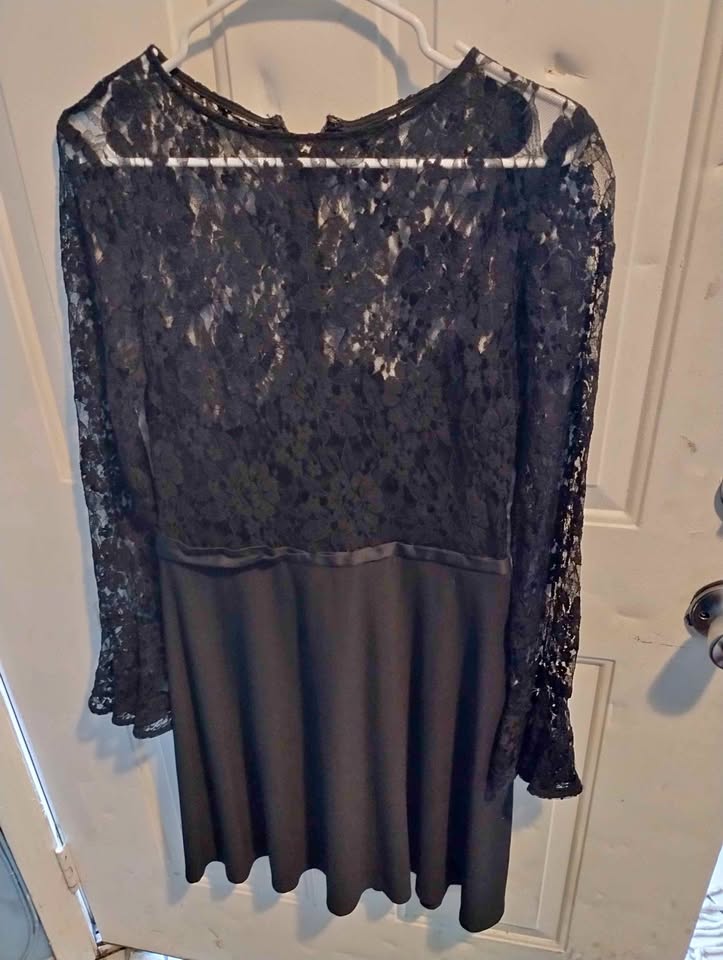 Women's Size 8 Long Sleeve Lace Dress