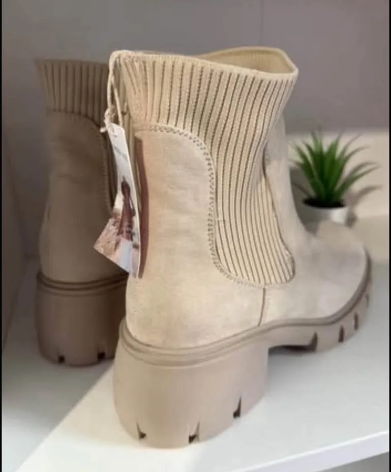 Women’s Boots Size 8.5 image indicator(2)