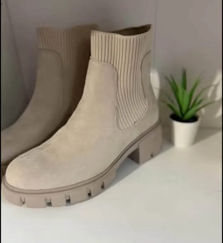 Women’s Boots Size 8.5 image indicator(3)