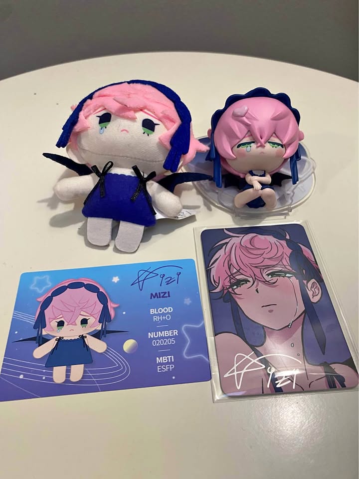 Mizi Alien Stage Figure & Plush