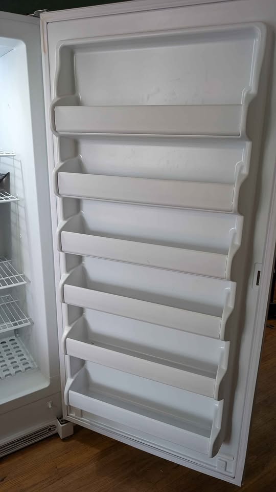 Frigidaire freezer, good used condition - photo 4