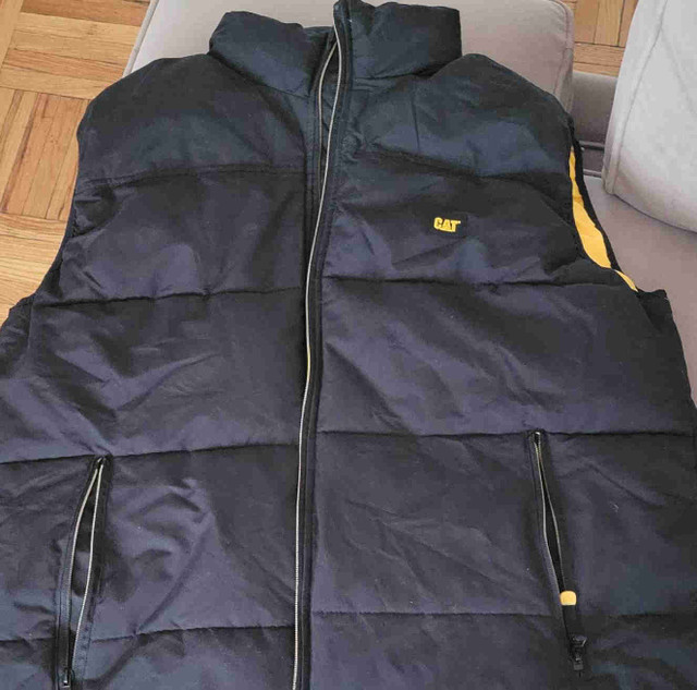 XL PUFFER VEST. BLACK AND YELLOW