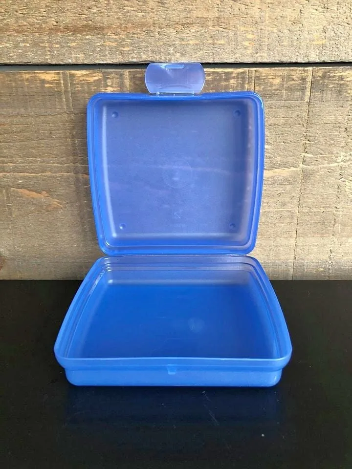 Tupperware Sandwich Container thumbnail