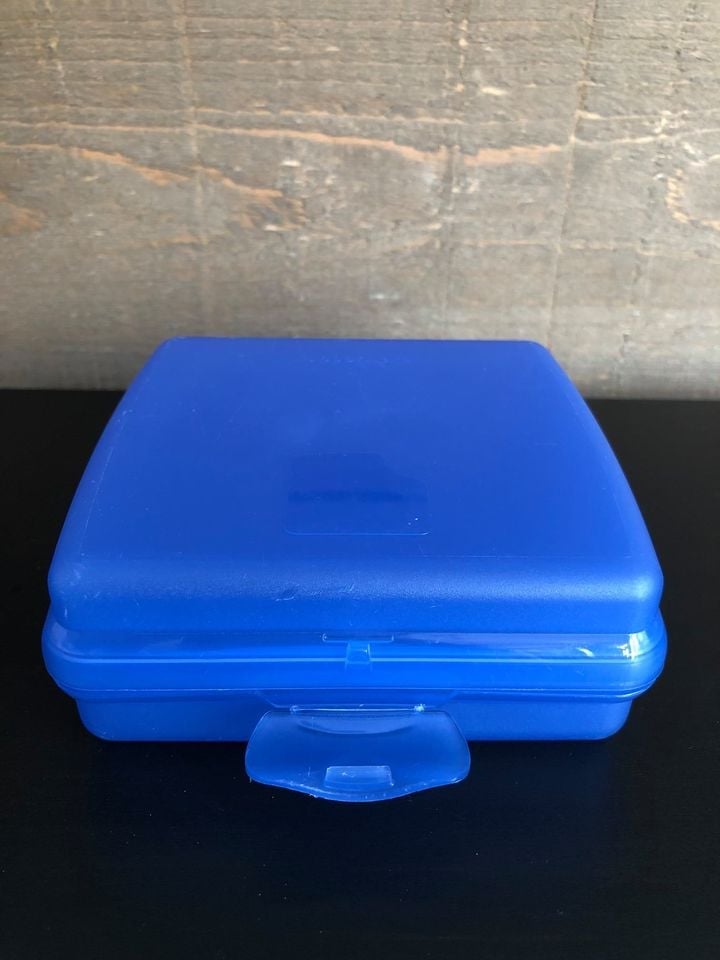 Tupperware Sandwich Container - photo 2