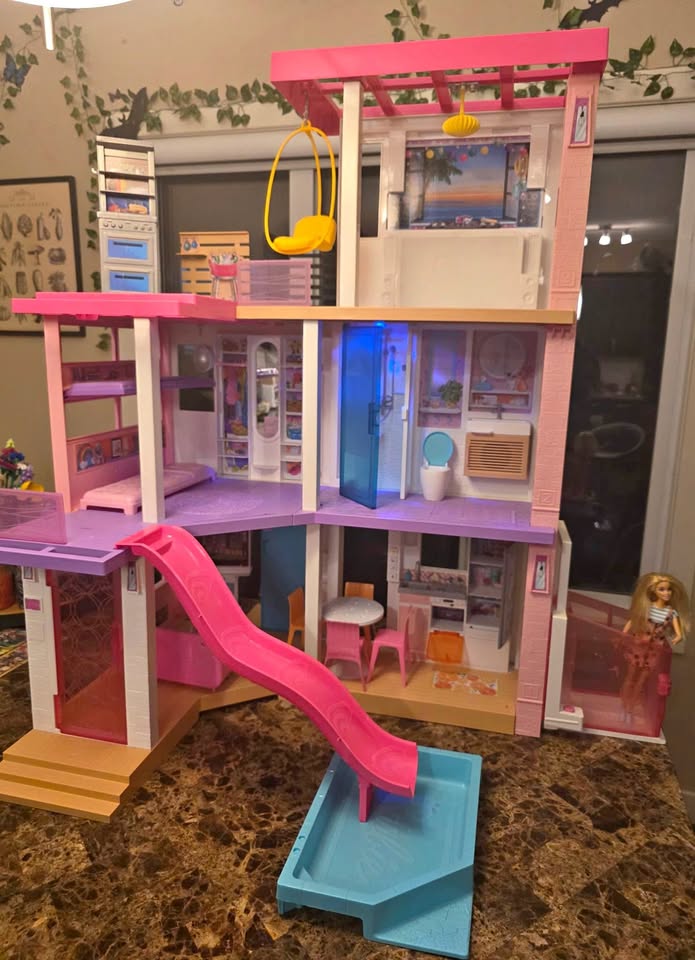 Big Barbie house like “new”