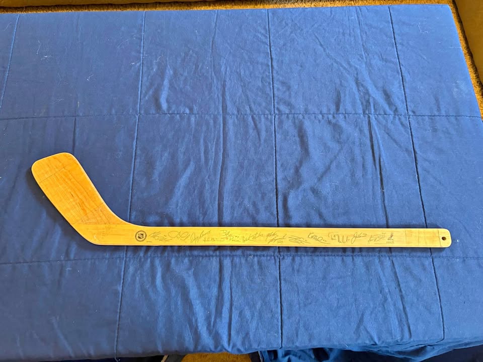 1998 Detroit Red Wings ministick with Signatures