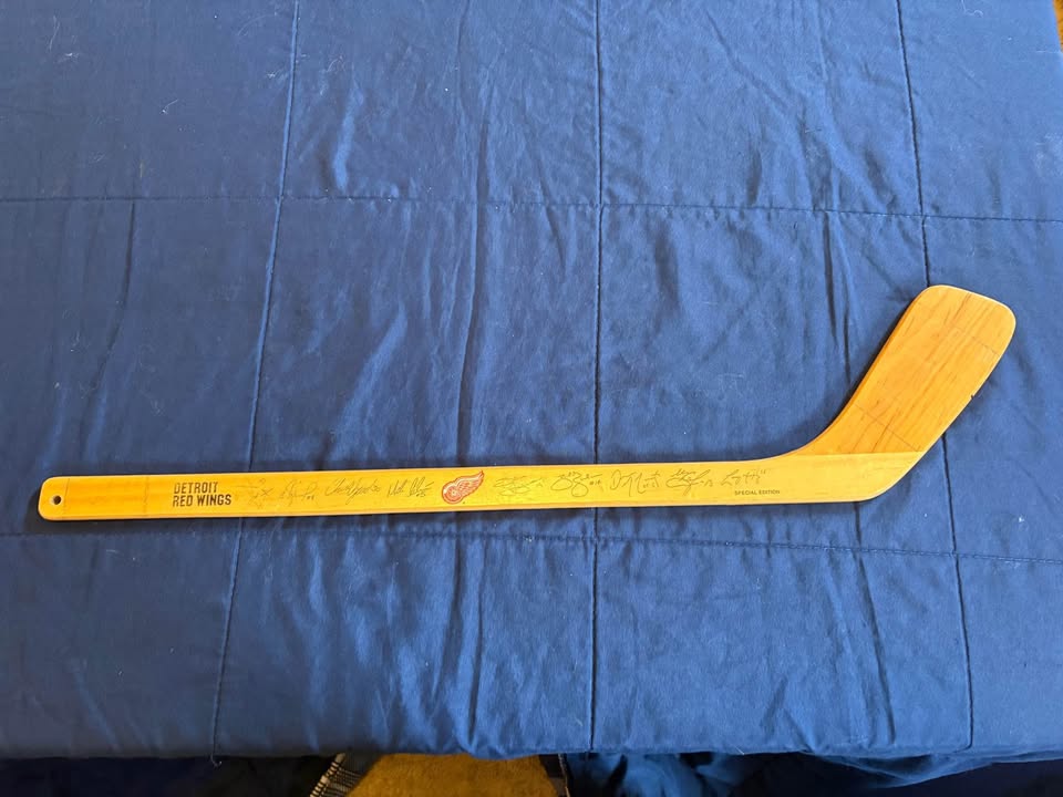 1998 Detroit Red Wings ministick with Signatures - photo 2