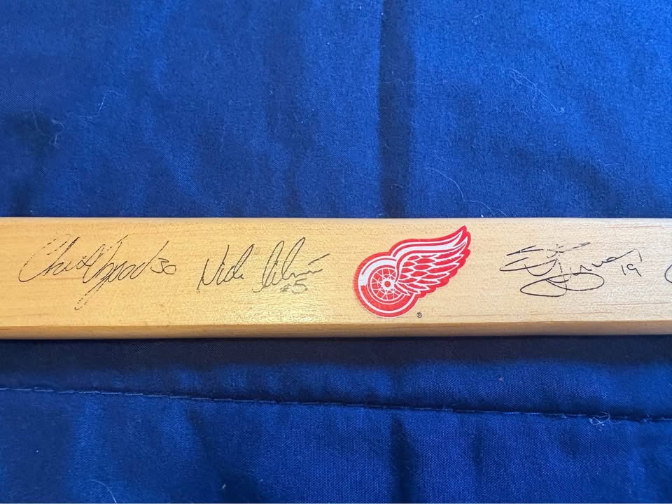 1998 Detroit Red Wings ministick with Signatures - photo 4