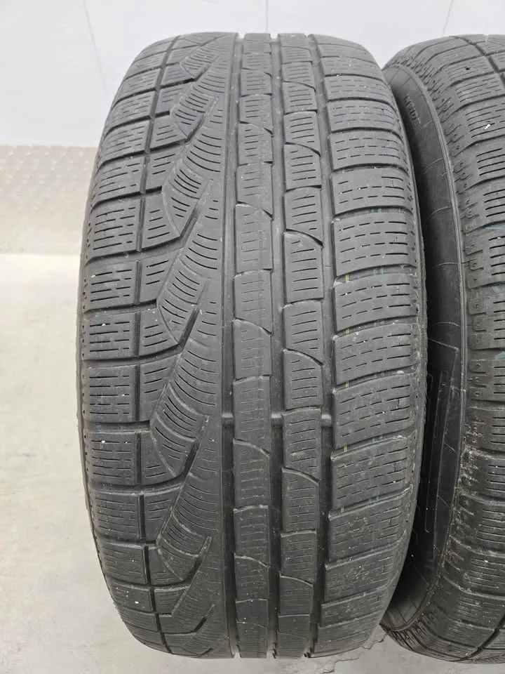 Pirelli Sottozero Winter Tires- 245/50R18 image indicator(2)