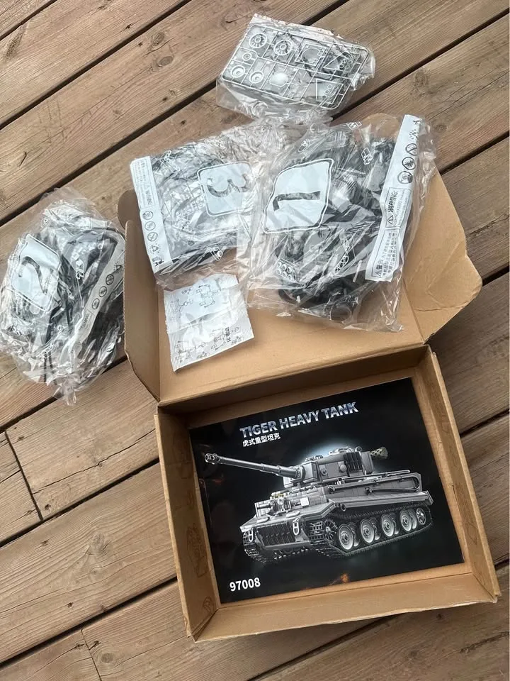 Toy Mega blocks heavy tank-new- black over 1700 pieces image indicator(2)