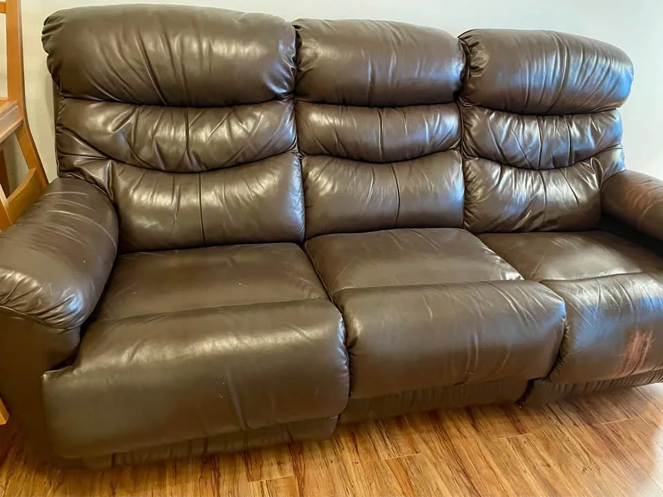 La-Z-Boy Leather Manual Reclining Couch, 3 Seats image indicator(2)