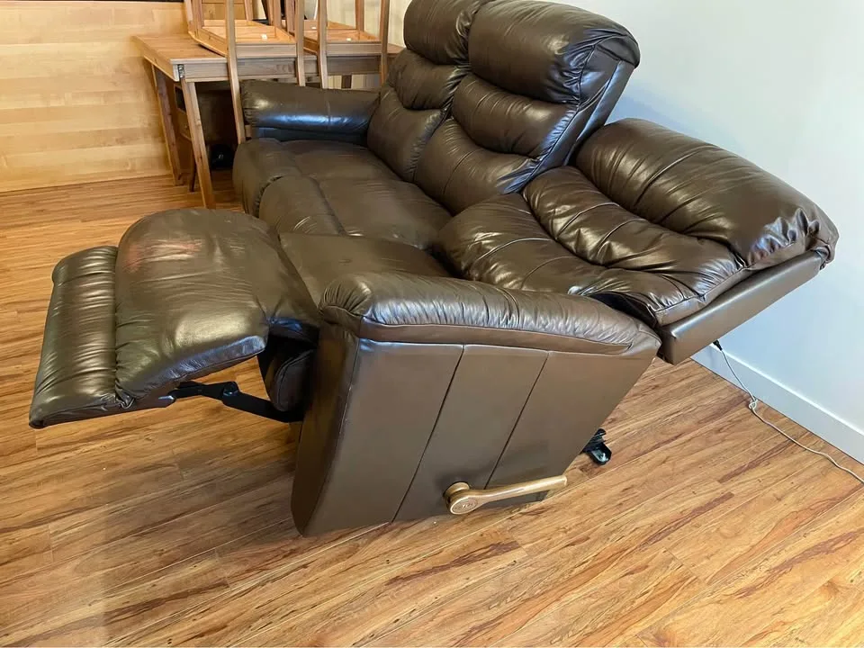 La-Z-Boy Leather Manual Reclining Couch, 3 Seats image indicator(4)