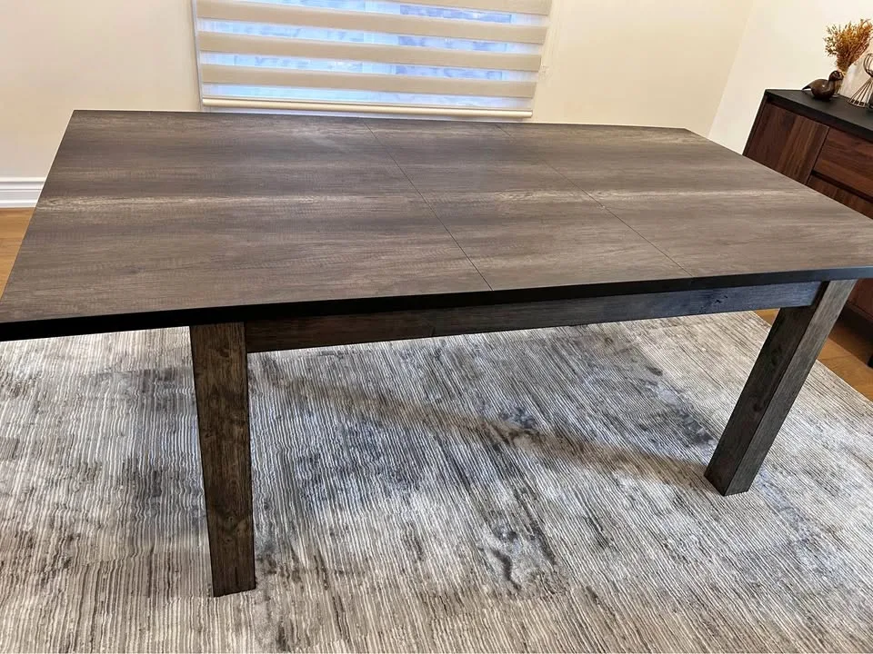 Extendable dining table