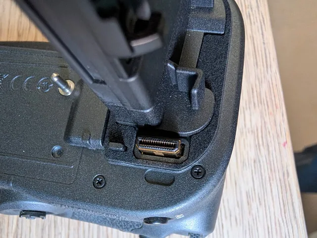 Brand new Canon BG-R10 Battery Grip - R5/R5 C/R6/R6 Mark 2 image indicator(5)