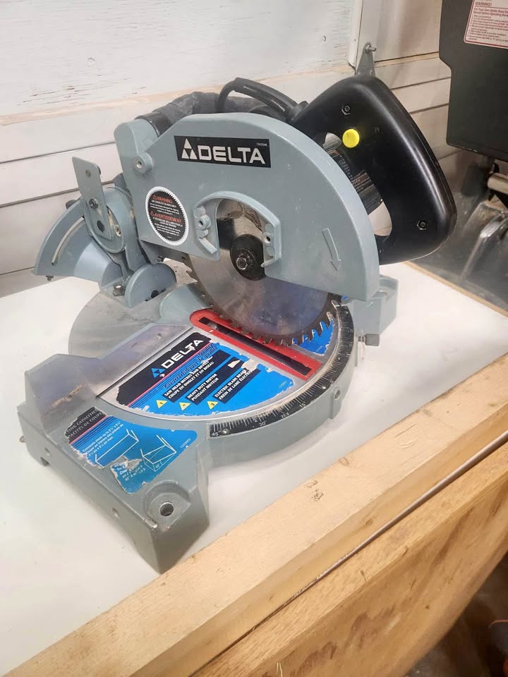 Delta 8-1/4” Compound Miter D Saw