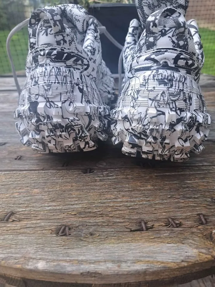 Balenciaga image indicator(3)