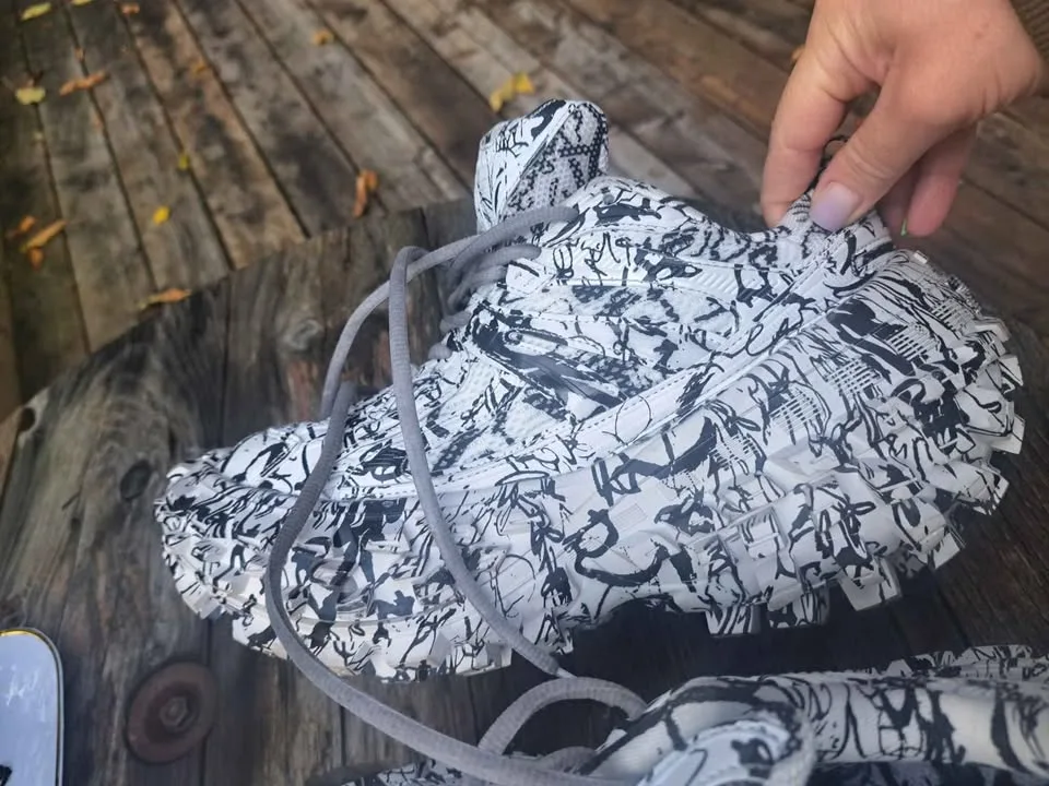 Balenciaga image indicator(4)