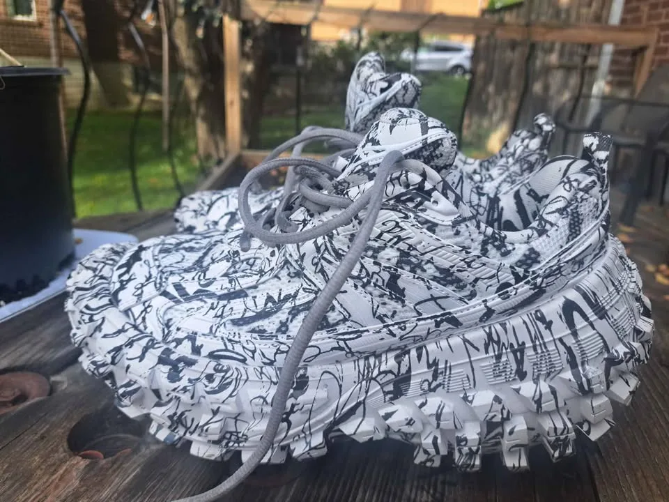 Balenciaga image indicator(5)