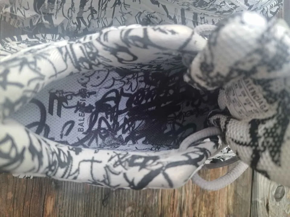 Balenciaga image indicator(6)