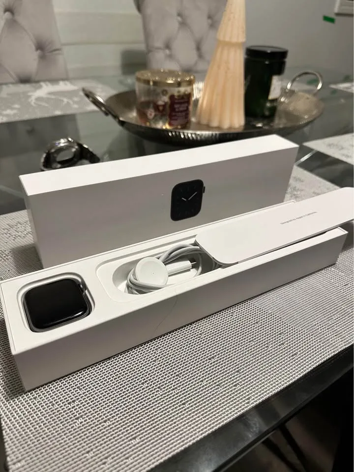 Apple watch 5 44mm (in Box w/accessories) + Luxury Strap image indicator(2)