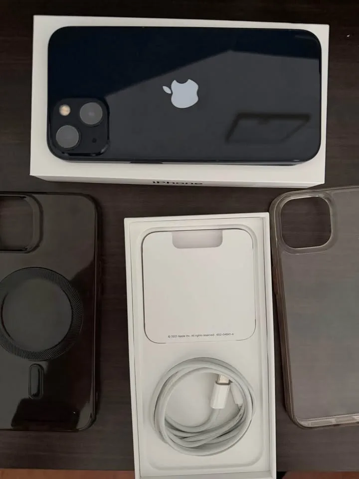 iPhone 13 (w/original box & charger) image indicator(2)