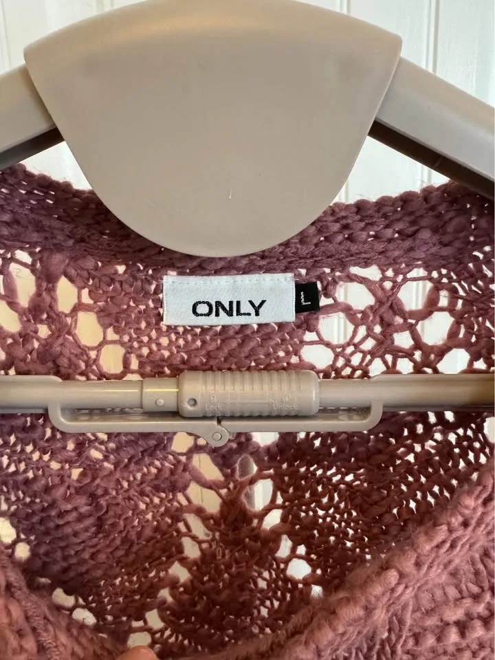 Sweater- size large image indicator(3)