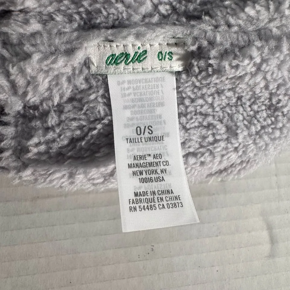 BRAND NEW Aerie Women's PomPom Hat Grey Knit image indicator(3)