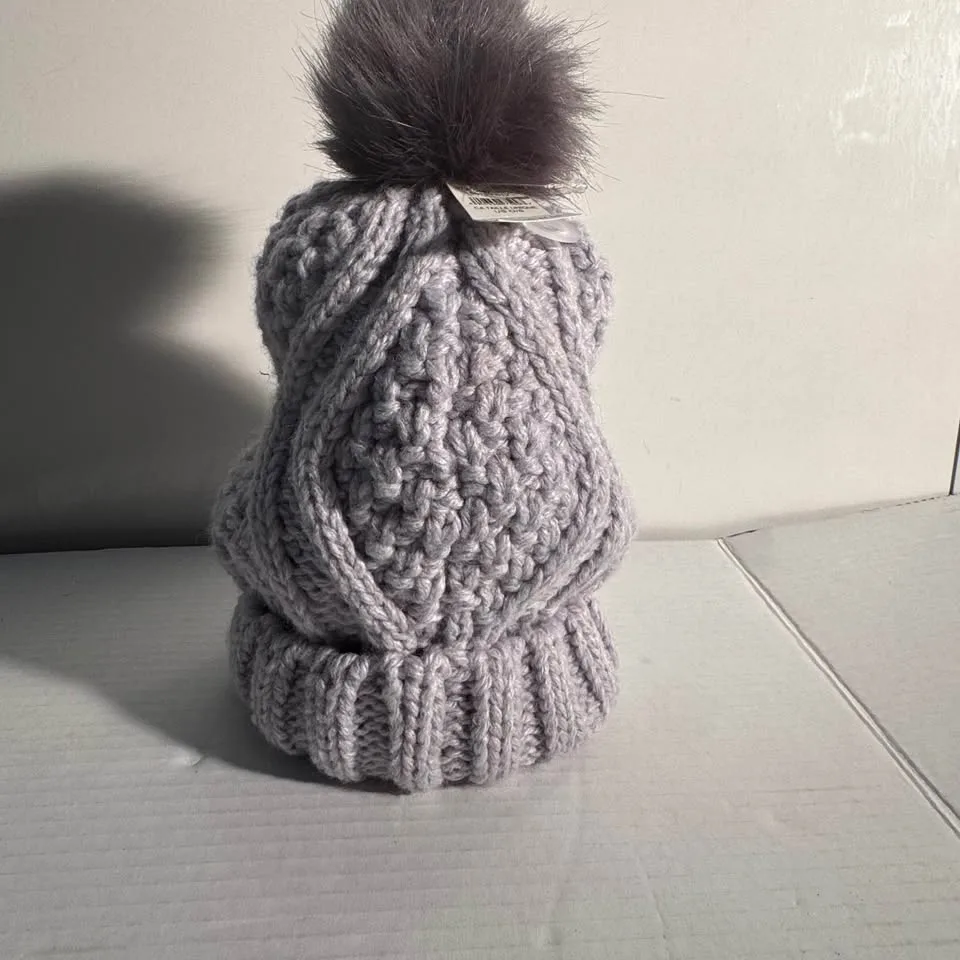 BRAND NEW Aerie Women's PomPom Hat Grey Knit image indicator(6)