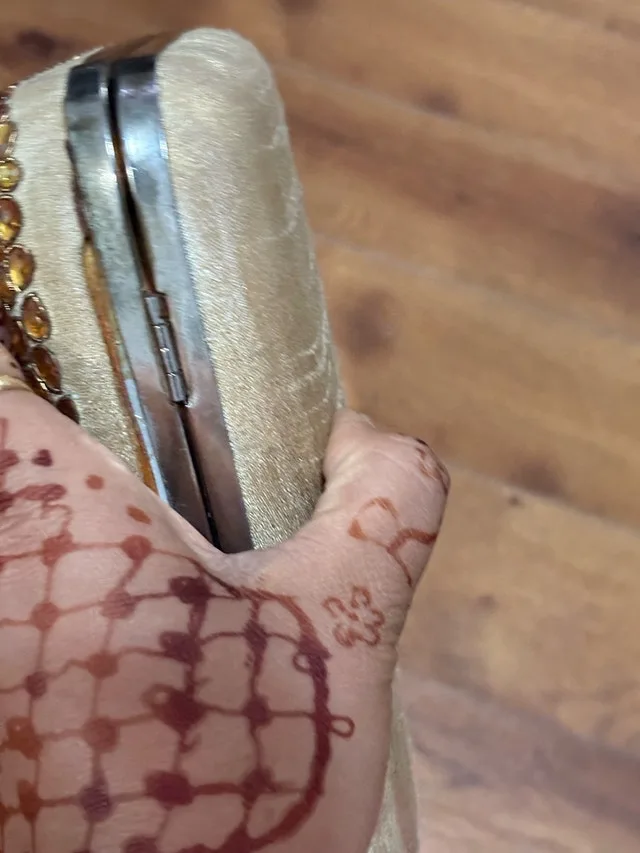 Clutch Golden color image indicator(5)