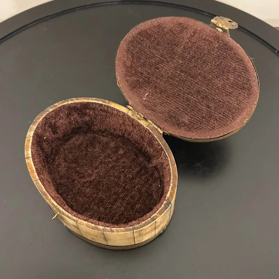 Vintage Handcrafted Bone and Brass Jewelry Box image indicator(8)