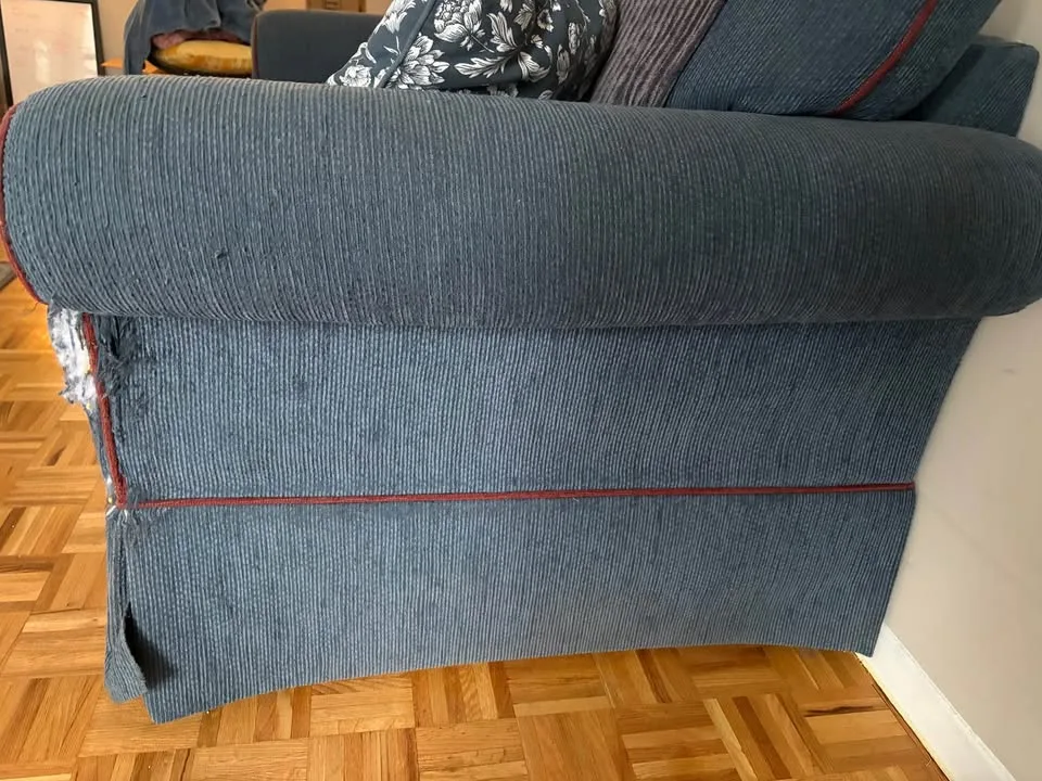 Free Couch - Must Go ASAP image indicator(5)