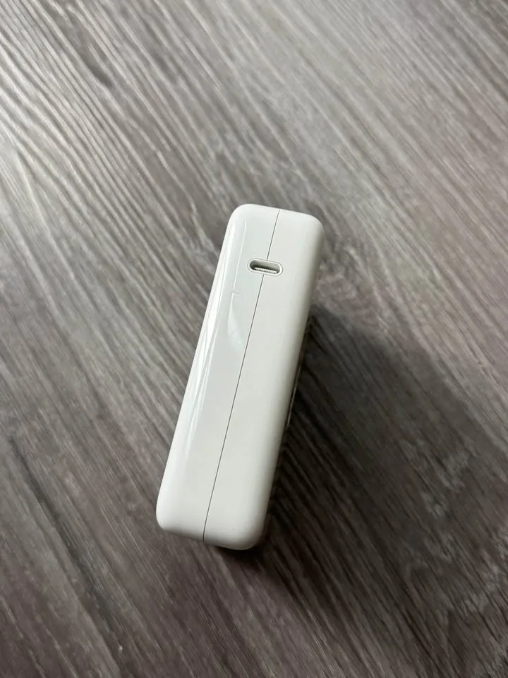 Apple 140W USB-C Power Adapter image indicator(2)