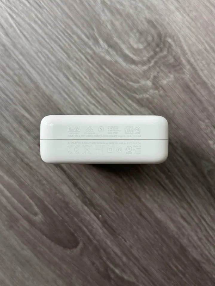 Apple 140W USB-C Power Adapter image indicator(4)