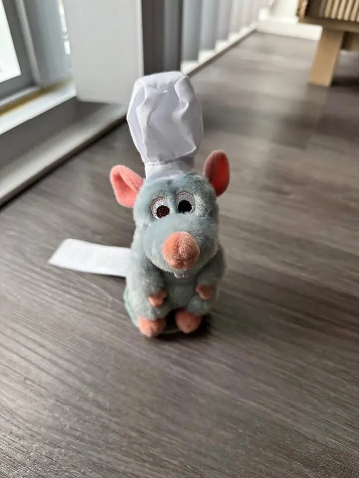 Ratatouille shoulder plush magnet (Authentic Disney store) thumbnail