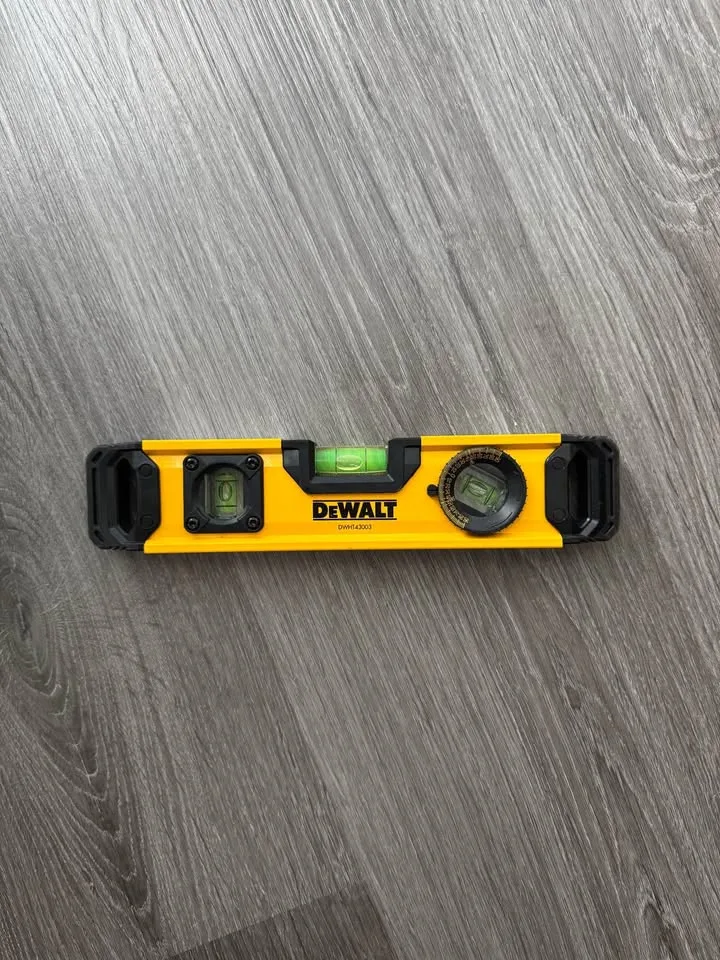 DEWALT 9-inch Magnetic Heavy Duty Aluminum Torpedo Level image indicator(2)