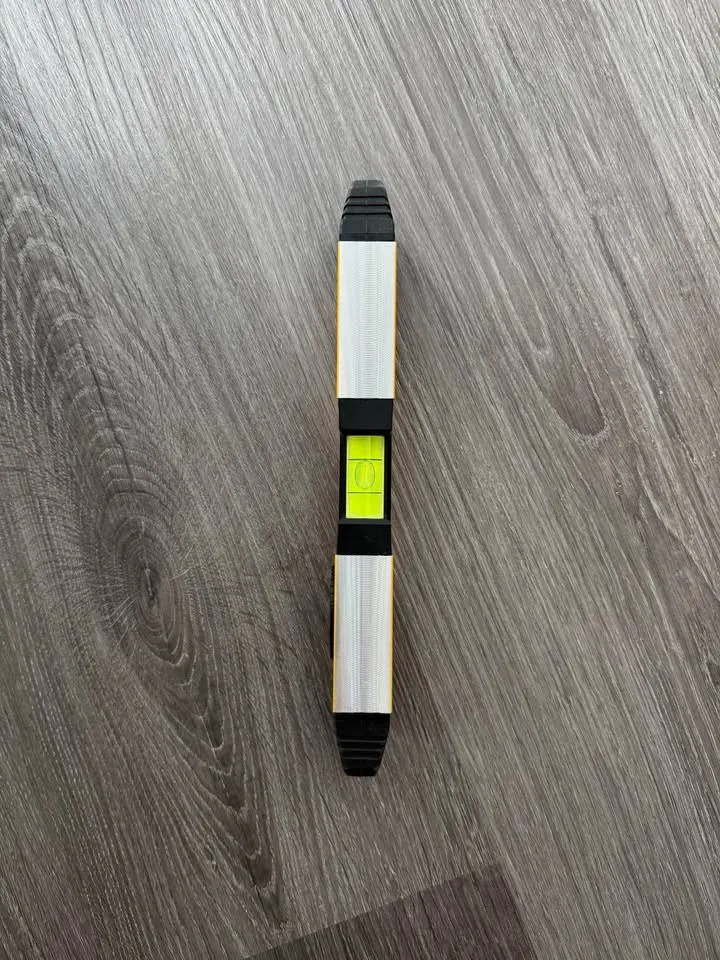 DEWALT 9-inch Magnetic Heavy Duty Aluminum Torpedo Level image indicator(3)