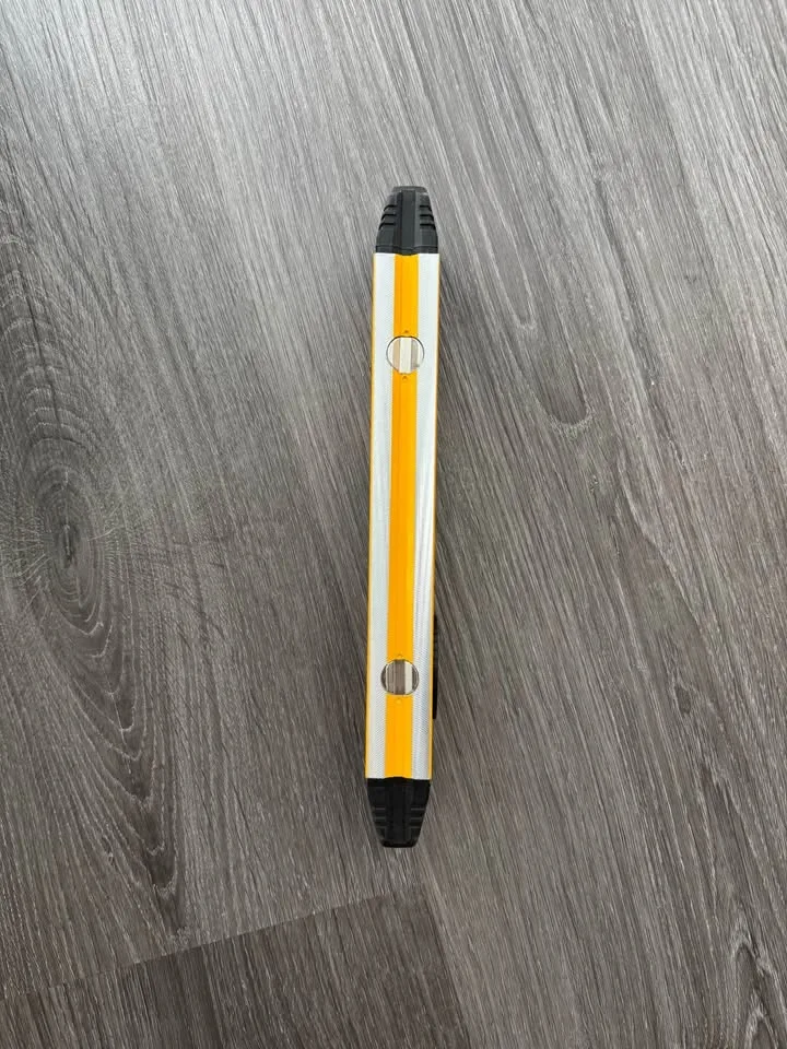 DEWALT 9-inch Magnetic Heavy Duty Aluminum Torpedo Level image indicator(4)