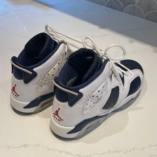 AMAZING CONDITION Nike Air Jordan’s for youth, in white and navy image indicator(2)