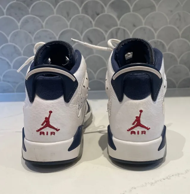 AMAZING CONDITION Nike Air Jordan’s for youth, in white and navy image indicator(3)